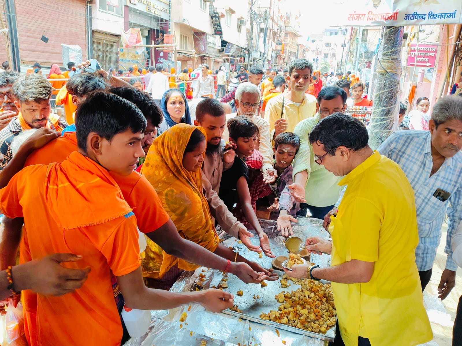 Kashi turned saffron lakhs of devotees performed Jalabhishek on the first Monday of Sawan