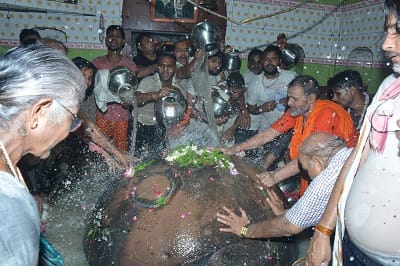 Kashi turned saffron lakhs of devotees performed Jalabhishek on the first Monday of Sawan