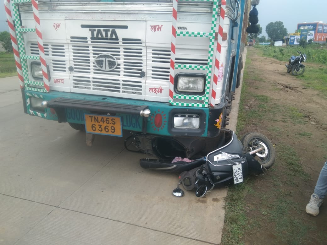 Trainee female doctor mets with an accident in Shahdol, Got Stucked In a wheel of a truck for 40 meters
