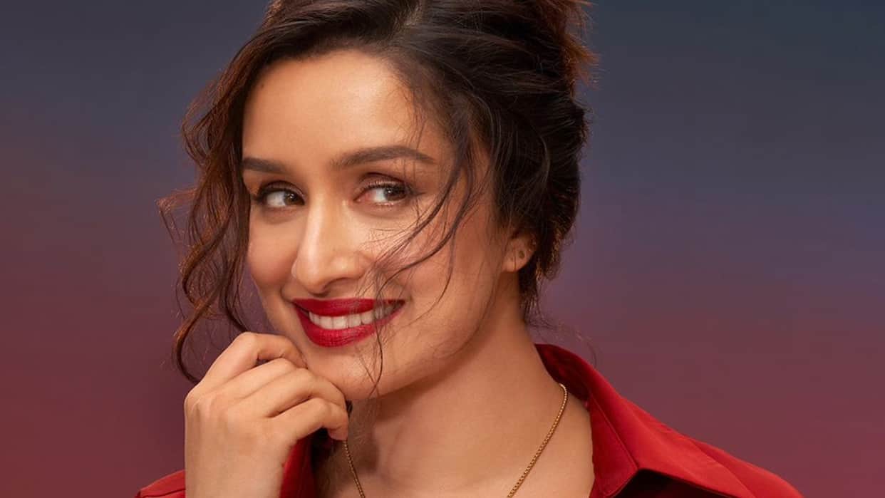 Stree 2 fame actress Shraddha Kapoor Ask Fans Duniya Mein Sabse Best LAAL Cheez Kaunsi Hai Fans Reaction viral