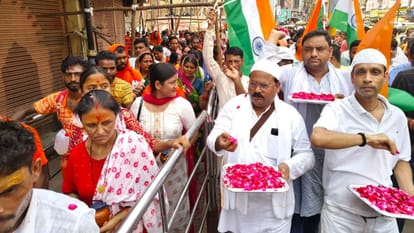 Sawan Kashi city filled with devotees worship after bathing Ganga river in varanasi