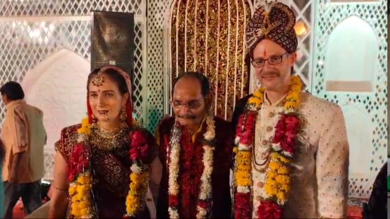 Shivpuri: Came from Switzerland and got married in Indian style with Vedic mantras