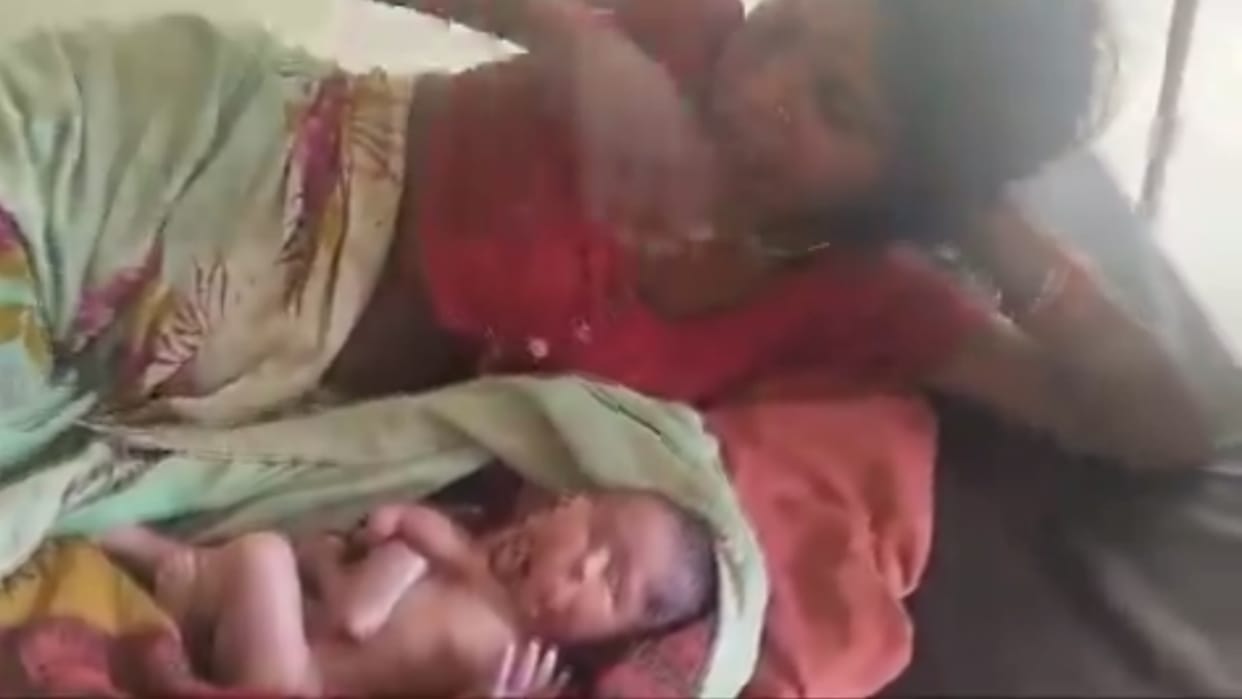 Sitapur: A woman gave birth to a child with four hand and leg.
