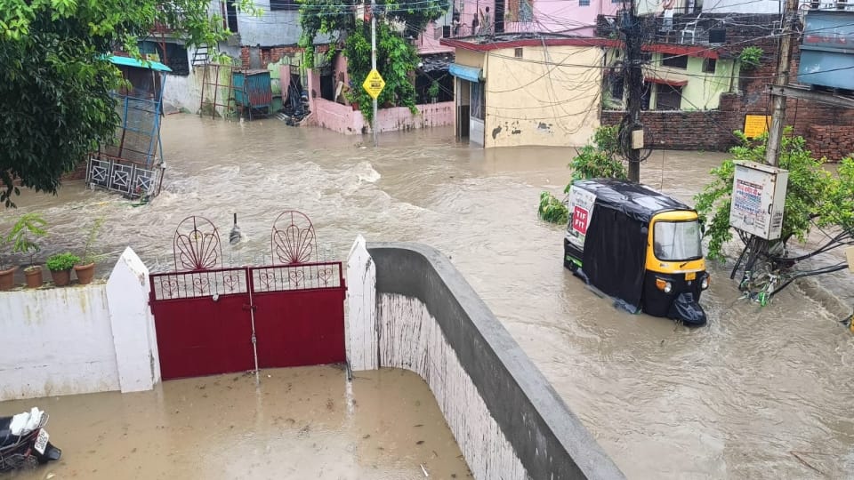 Dehradun Weather Heavy Rainfall 11 Hours Continuous water logging in colony and Roads Photos