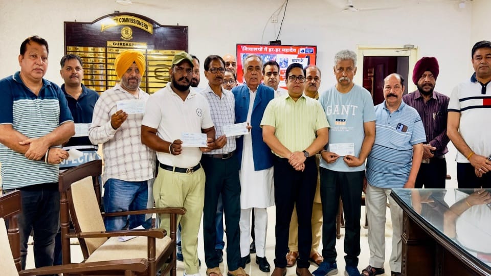 Shops burnt in fire in Gurdaspur Punjab government gave cheque of Rs one lakh each to affected shopkeepers
