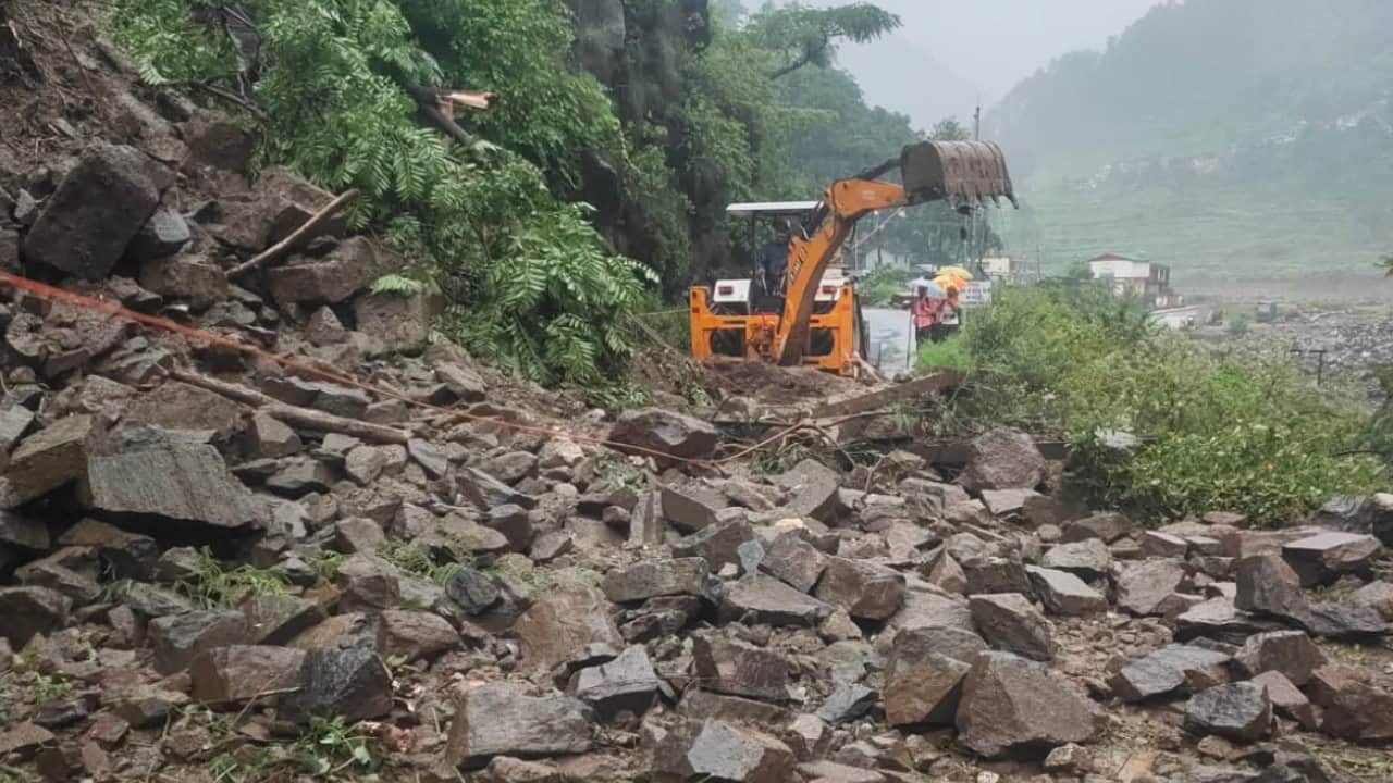 Red Alert in Uttarakhand Heavy rain debris on Gangotri Highway disrupted traffic difficult Read All Updates