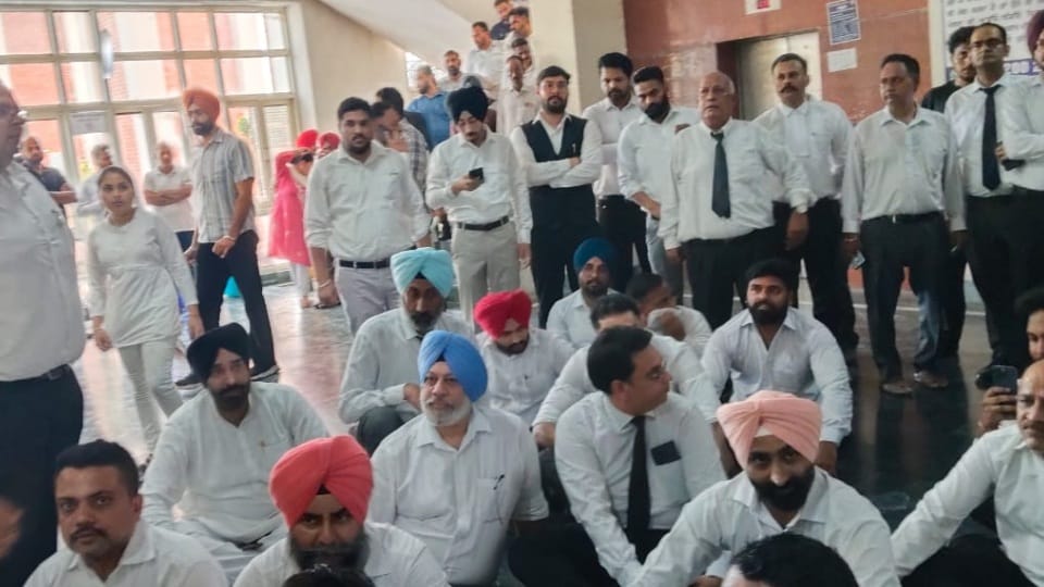 Dispute between Kapurthala SSP Vatsala Gupta and lawyers raised slogans against Punjab Police