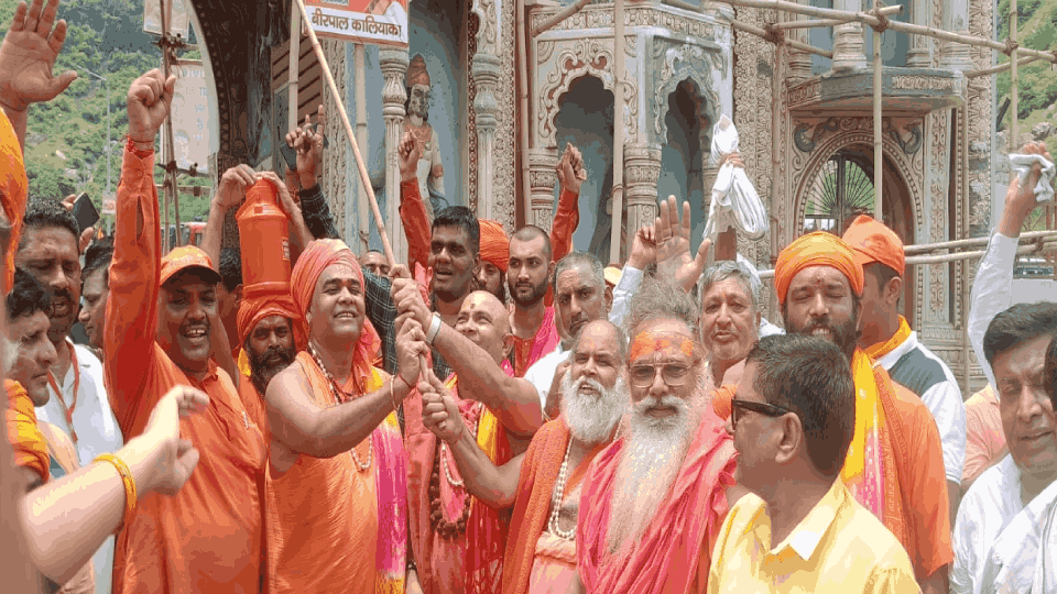 People are gathering at Nalhar temple for Braj Mandal Yatra in Nuh and police is checking vehicles