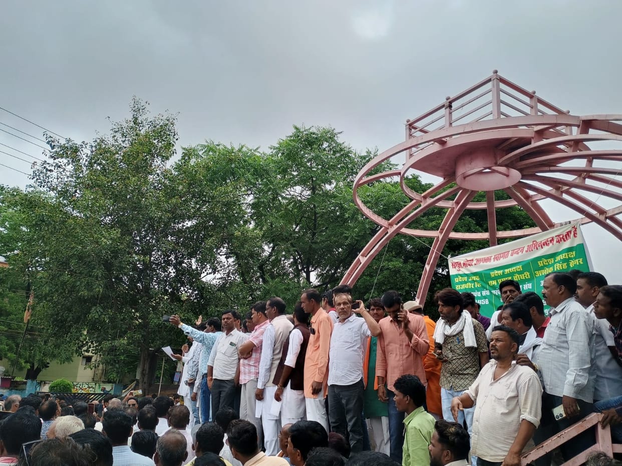 Protest of Sarpanchs from across the state in Bhopal, talks with the minister failed, Sarpanchs divided into t