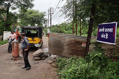 Indore: कर्मचारी राज्य बीमा नगर ने सड़क कर दी बंद, तैनात कर दिए गार्ड Indore: Employees' State Insurance Corporation closed the road, deployed guards