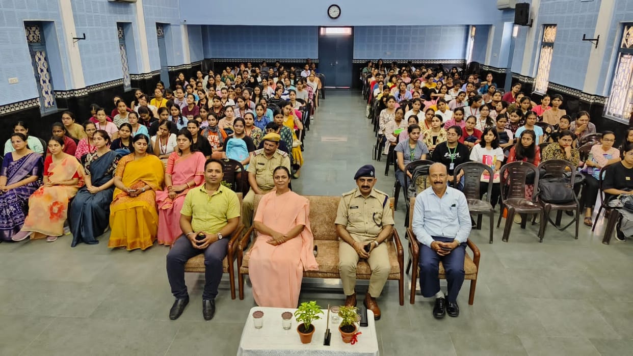 SP made the girl students aware about cyber security in ajmer