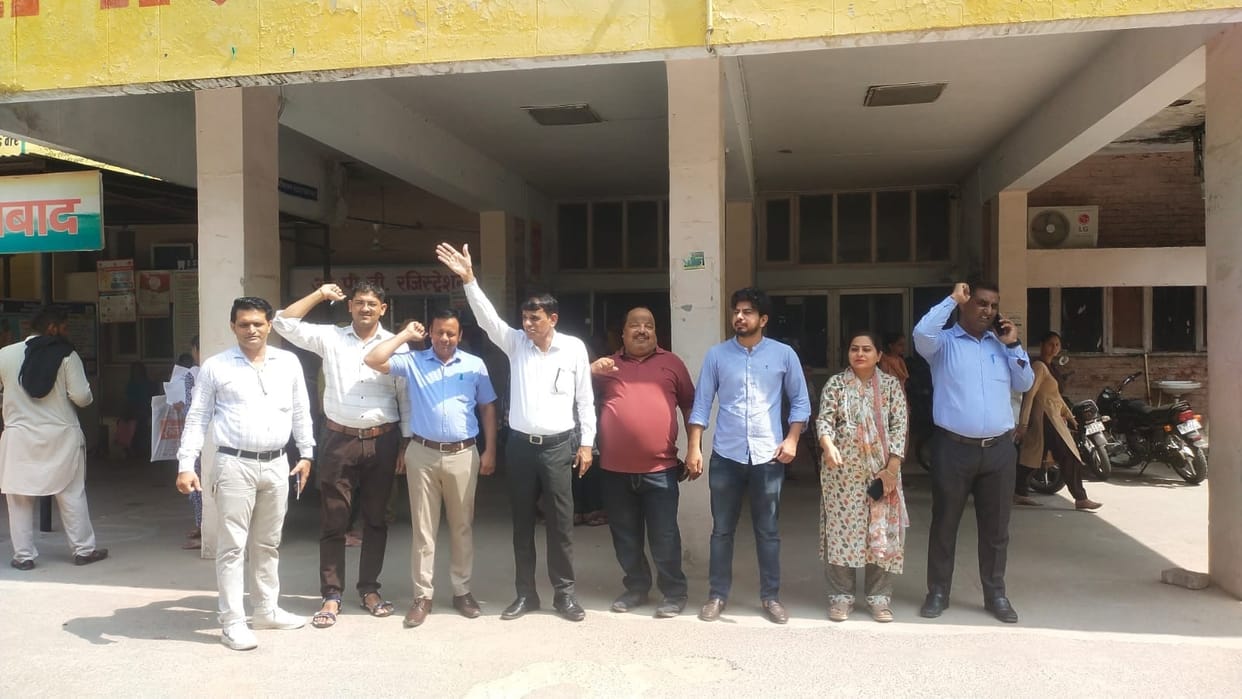 Pharmacy officers in Fatehabad went on an hour long strike, patients are upset