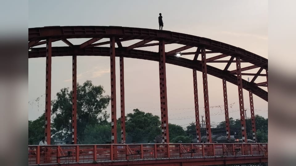 Roorkee News Kanwariya climbed on Ganga Bridge fire unit saved his life like this