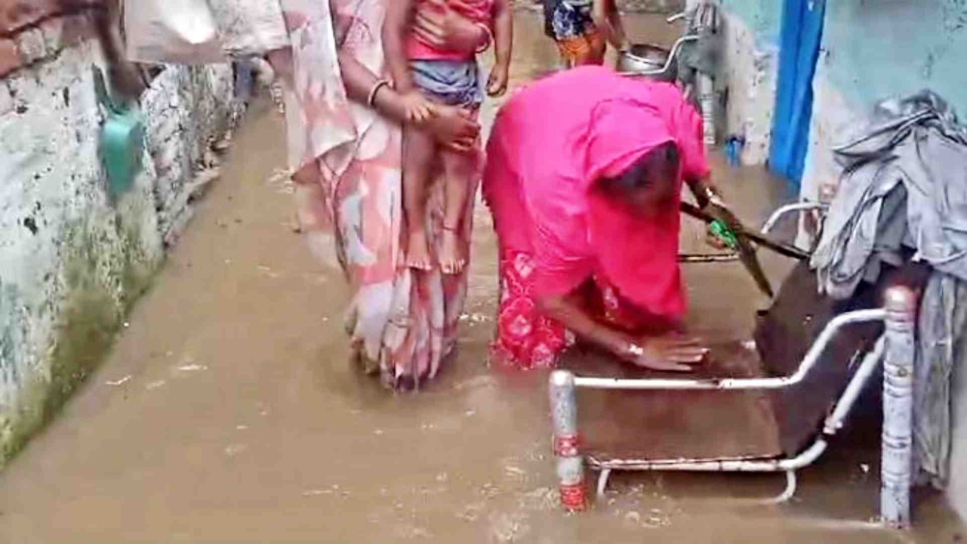 घरों में घुसा बारिश का पानी।