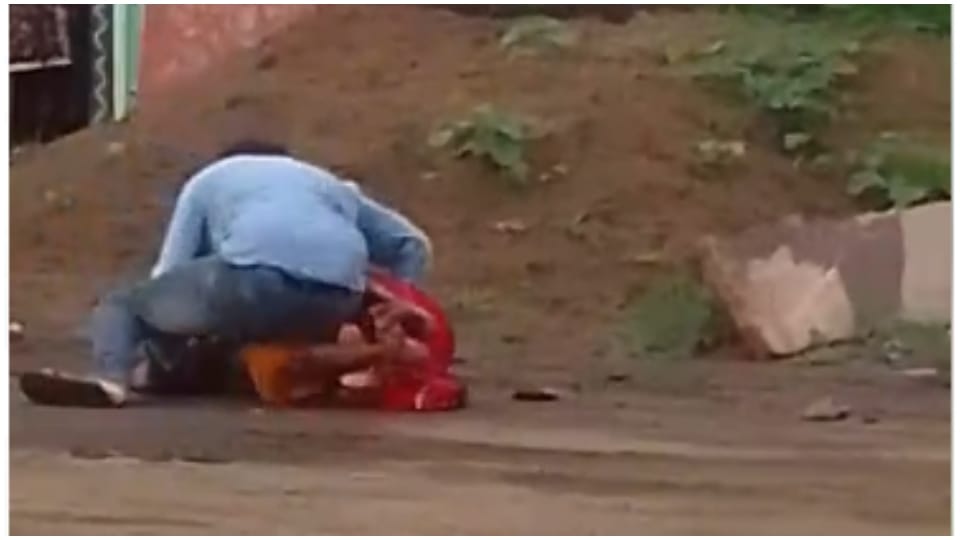 महिला के साथ मारपीट करता युवक।