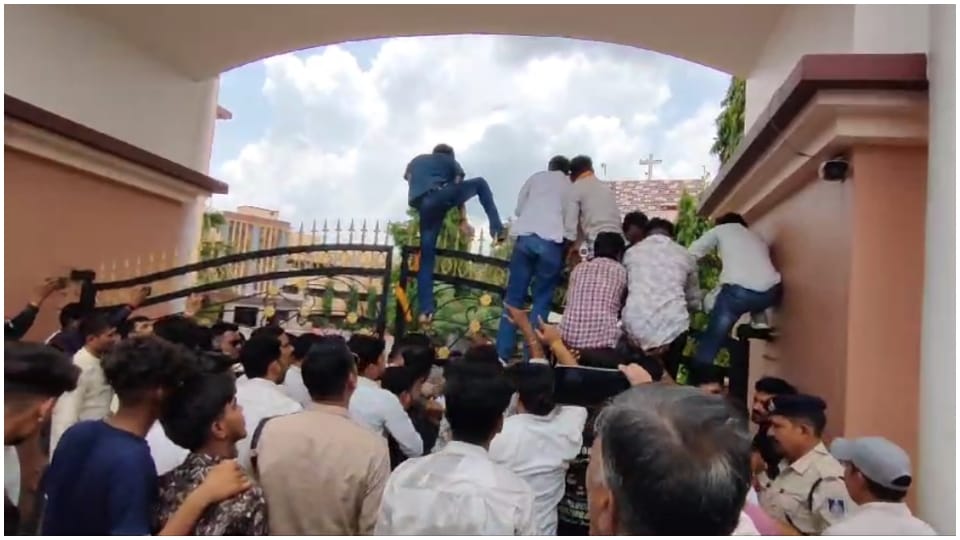 Guna News: Student stopped from reciting Sanskrit verses in private school ABVP workers created ruckus