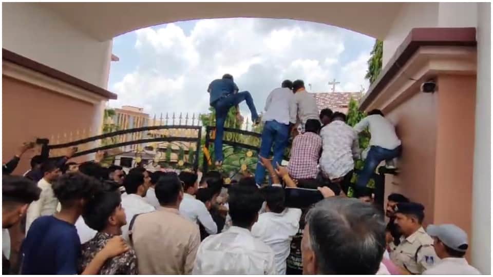 हंगामा करते एबीवीपी के कार्यकर्ता।