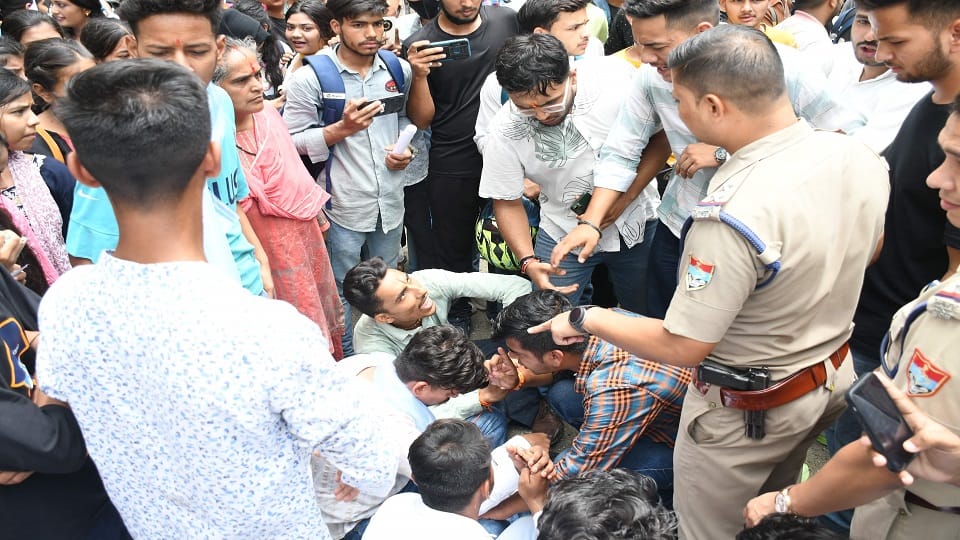 Lockout in MBPG College to promote students in haldwani