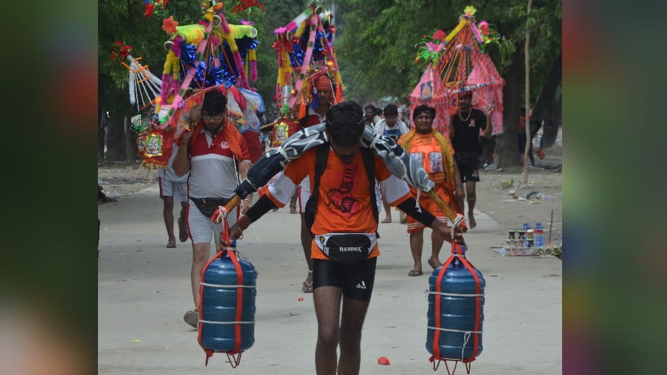 Kanwar Yatra 2024 More Than Four Lakh Devotees Take gangajal from haridwar on second day Photos