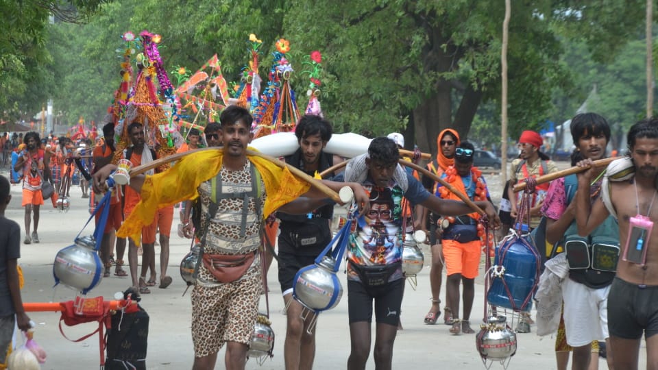 Kanwar Yatra 2024 More Than Four Lakh Devotees Take gangajal from haridwar on second day Photos