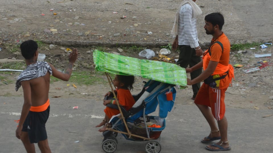 Kanwar Yatra 2024 More Than Four Lakh Devotees Take gangajal from haridwar on second day Photos