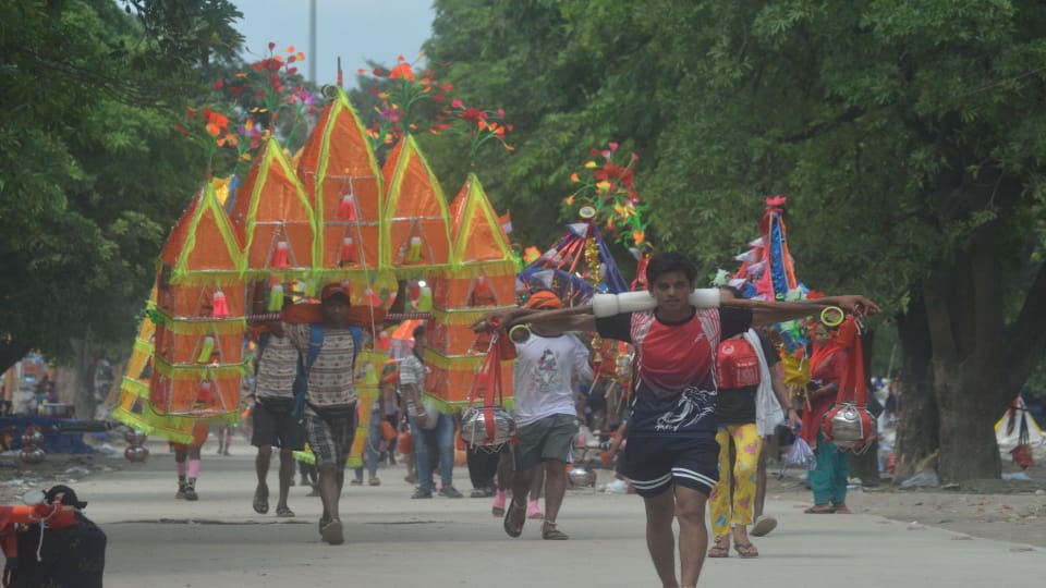 Kanwar Yatra 2024 More Than Four Lakh Devotees Take gangajal from haridwar on second day Photos