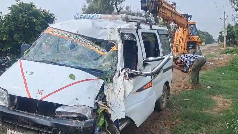 Mathura News: Eeco car taking children to school overturned many children injured