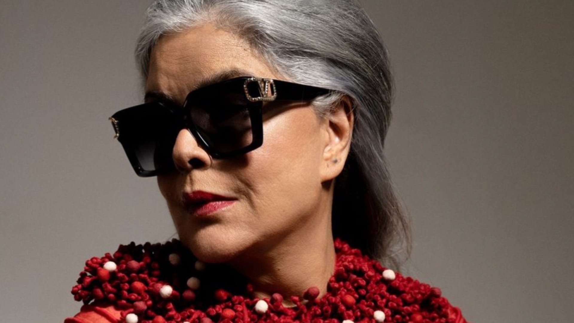 antique vases to 25 year old kaftans Zeenat Aman share her favourite things on New Year in Social Media