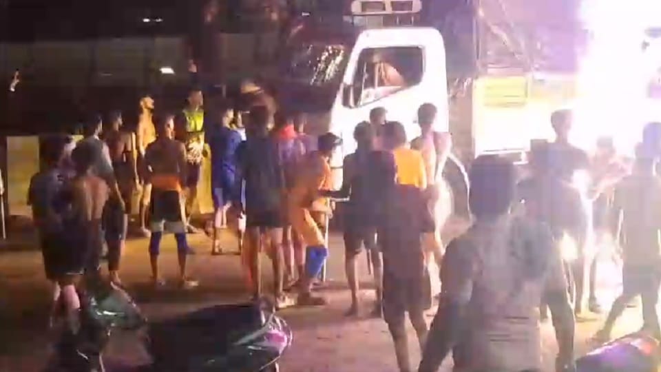Kanwariyas beat up truck driver in Bahadarabad police station area