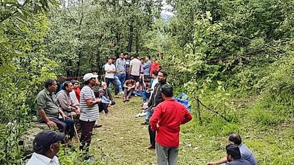 Order to kill the leopard, a nine-year-old girl playing in the courtyard of her house in Tehri was killed