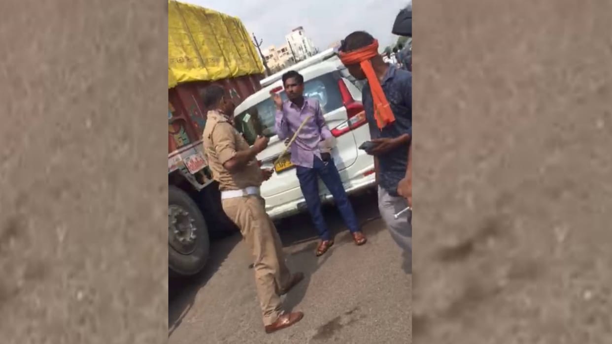 Traffic inspector beats a cab driver with stick in Lucknow.