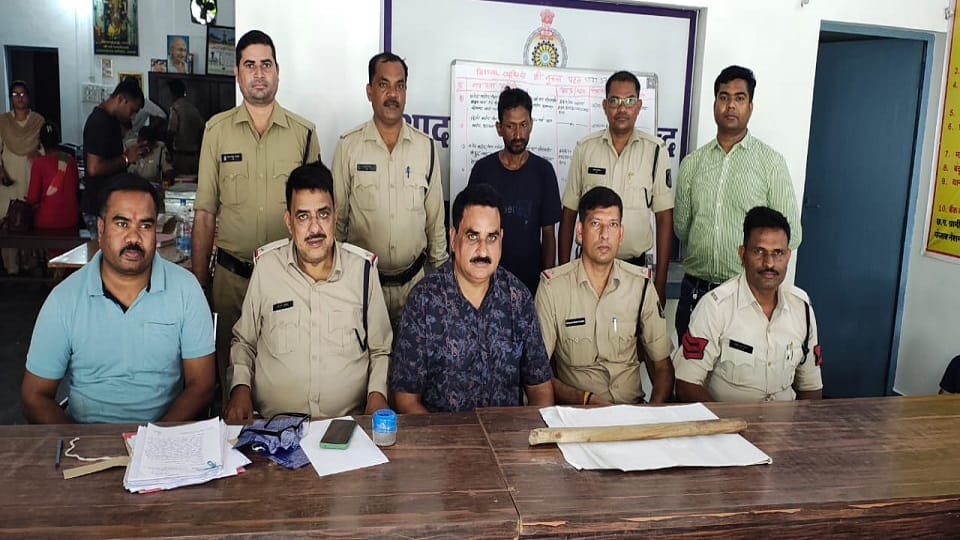 पुलिस की गिरफ्त में आरोपी