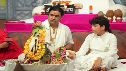 प्रियाकांत जू मंदिर में देवकीनंदन महाराज