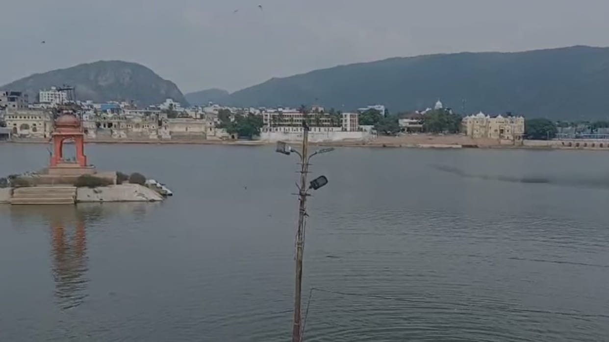 Ajmer News: The cleanliness of Pushkar Sarovar is in danger