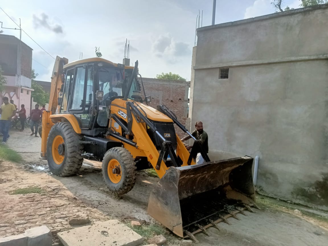 Pratapgarh: Preparations to run bulldozer on the house of gang rape accused, revenue workers are measuring.
