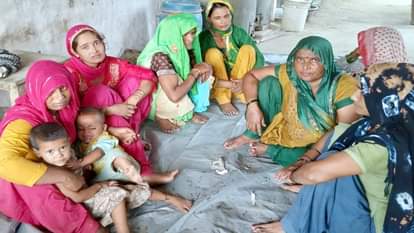 सांप के डसने से मौत के बाद विलाप करते परिजन