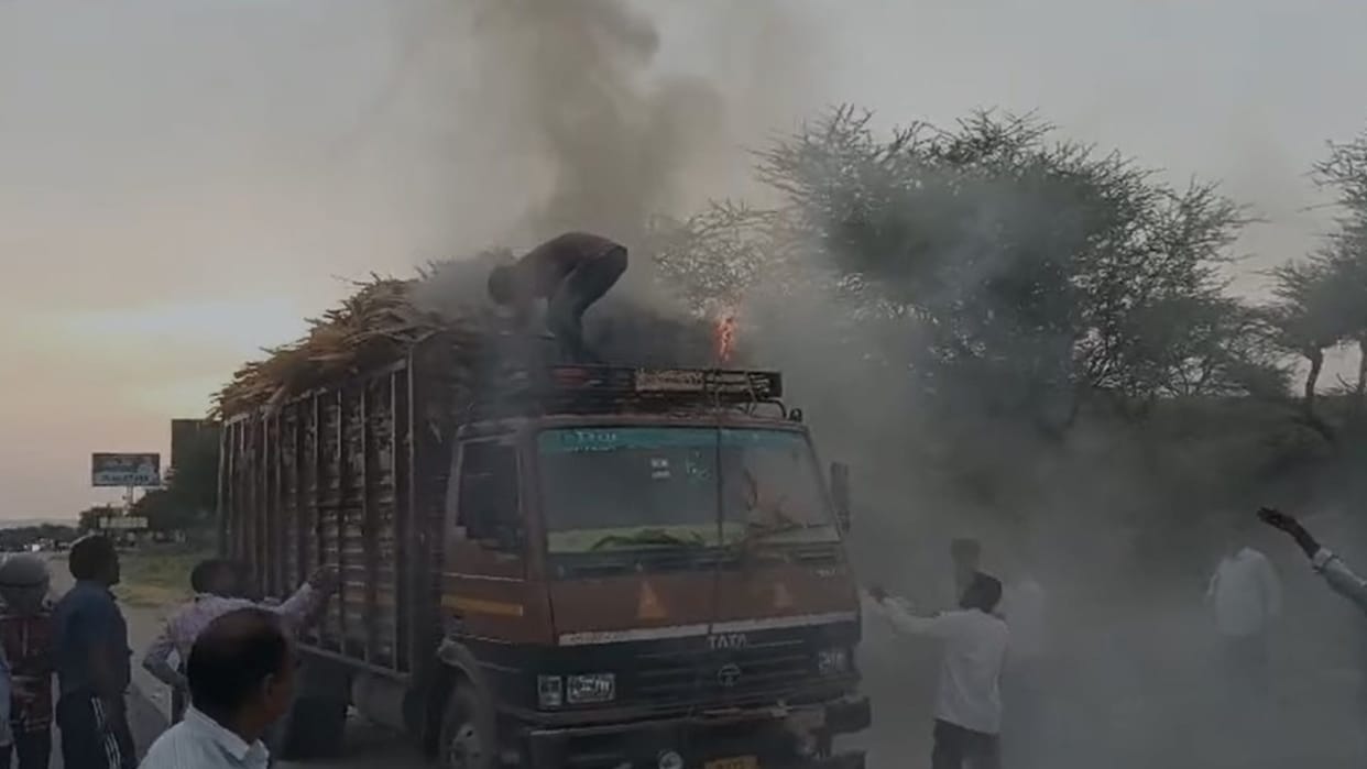A moving truck caught fire near Ranoli in Sikar