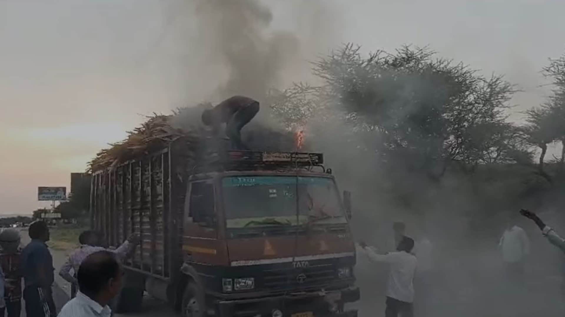 ट्रक में लगी आग