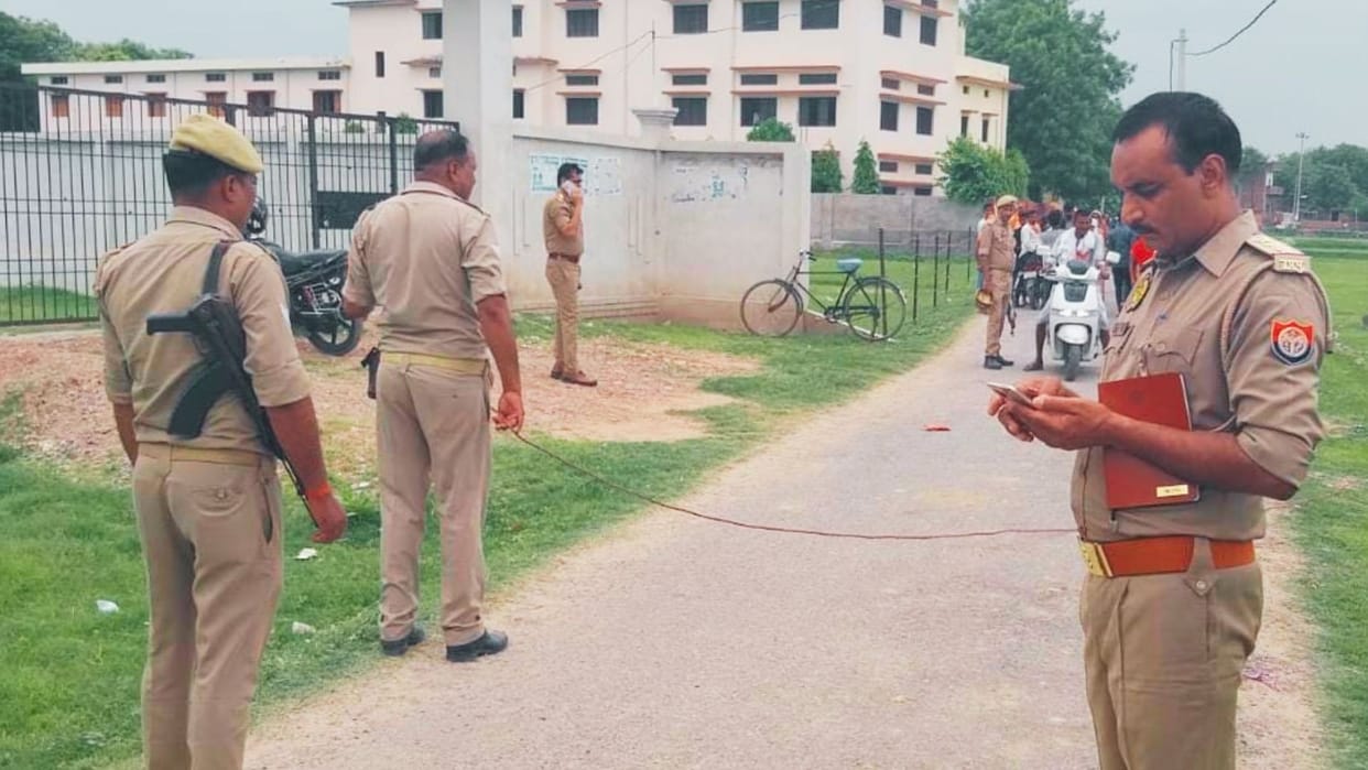 one lakh looted from finance company employee in varanasi miscreants committed crime by shooting