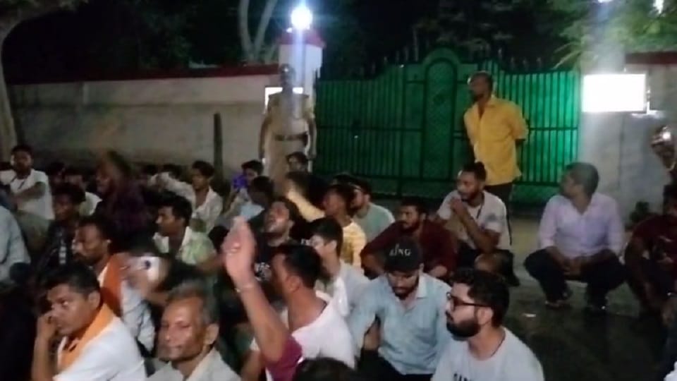 Banda: Bajrang Dal and VHP create ruckus outside SP residence