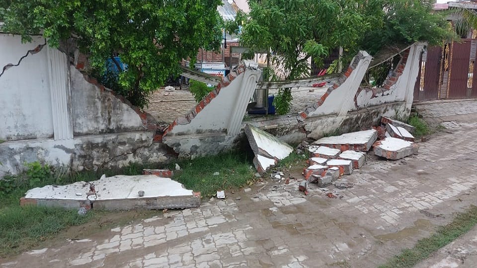 Police demolished the boundary wall of murderer Lallan's house