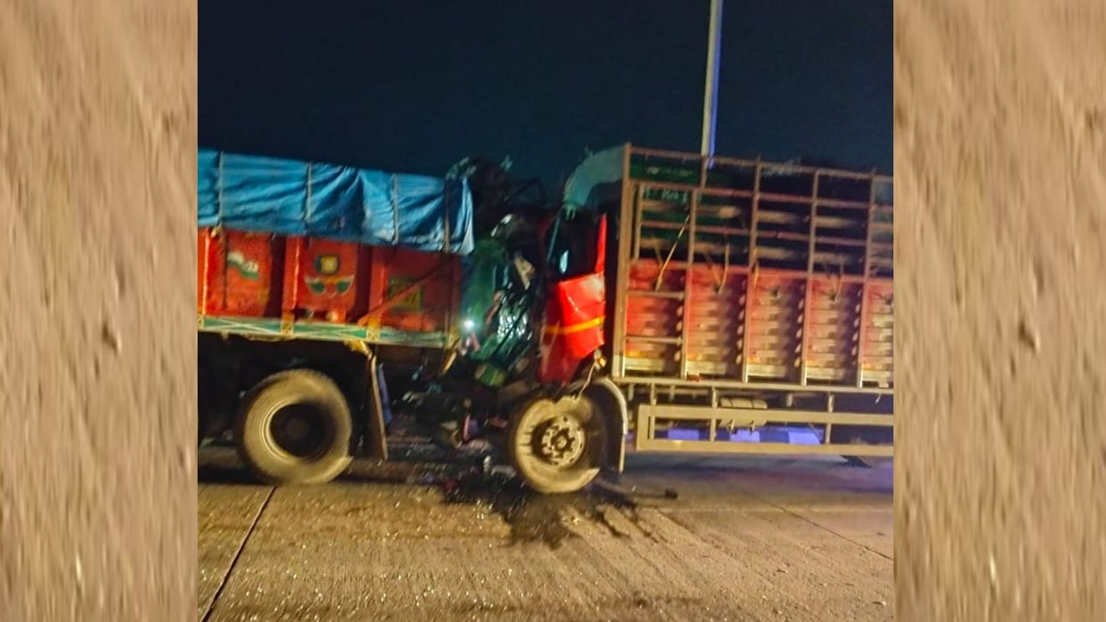 A driver died when a DCM and tralla colloid in Jagdidhpur in Amethi.