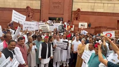 Protest: 'बजट में विपक्ष शासित राज्यों के साथ हुआ भेदभाव', INDIA ब्लॉक के सांसदों का विरोध प्रदर्शन parliament protest against budget called discrimination for opposition ruled states