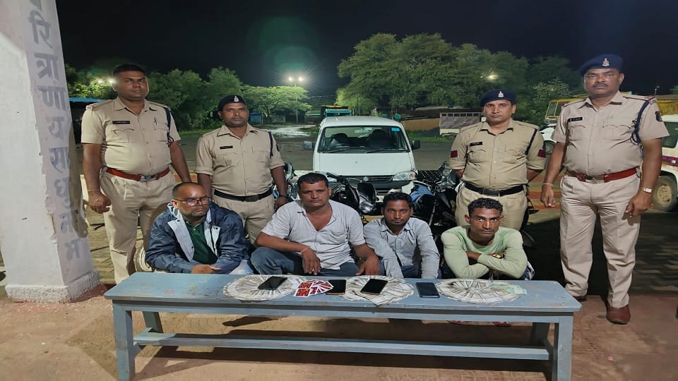 चार जुआरी गिरफ्तार