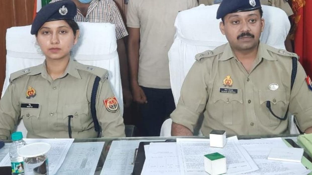 inspector along with friends looted 42.50 lakh rupees from jeweler in varanasi