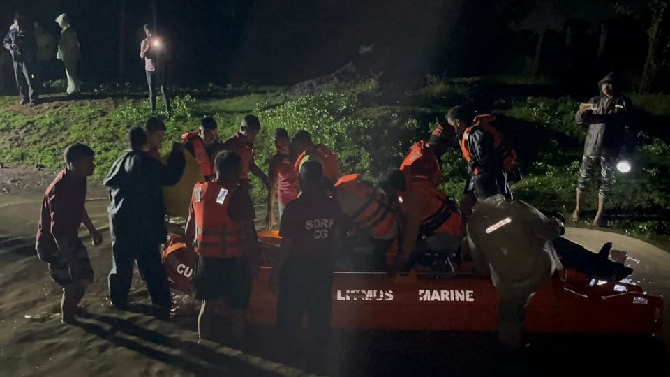 Laborers trapped in flood in Durg district, SDRF rescues them