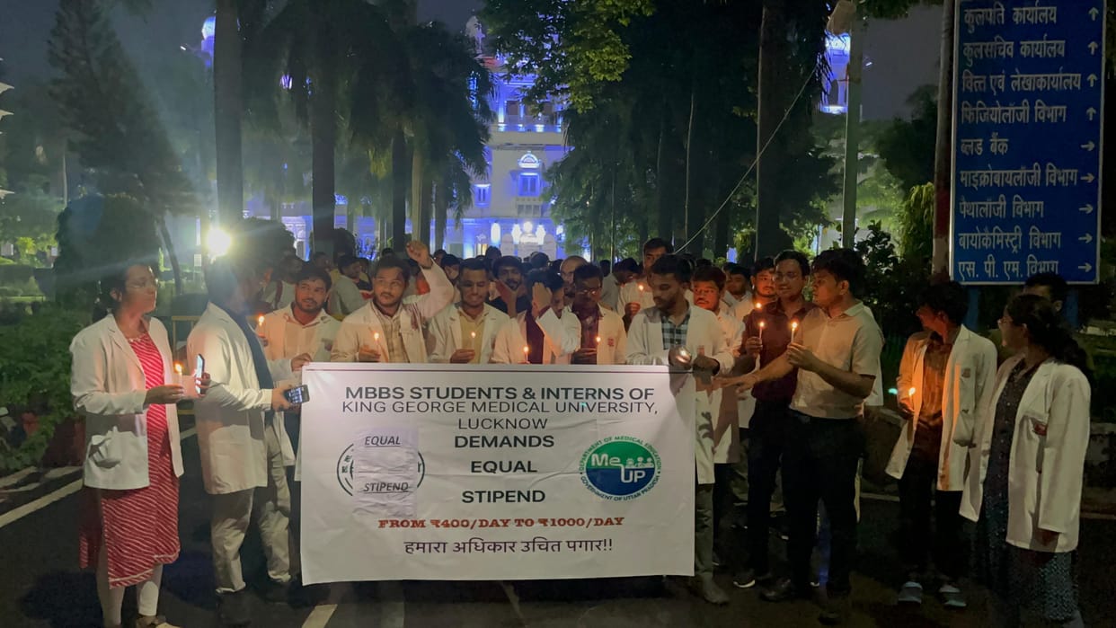 Lucknow: Agitation started in medical colleges demanding increase in honorarium, MBBS interns took out candle
