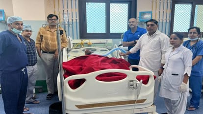 एसएन मेडिकल कॉलेज के सुपर स्पेशियलिटी सेंटर में जटिल सर्जरी करने वाली टीम।