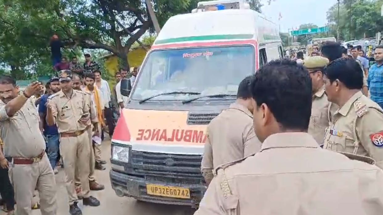 Hamirpur: Protesters stopped the ambulance, way was found due to strictness of police
