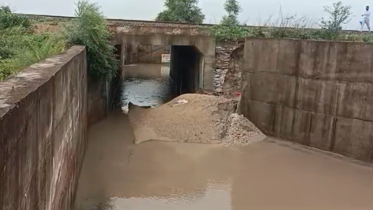 Ashoknagar: Railway underpass damaged, Bina-Guna track closed for hours
